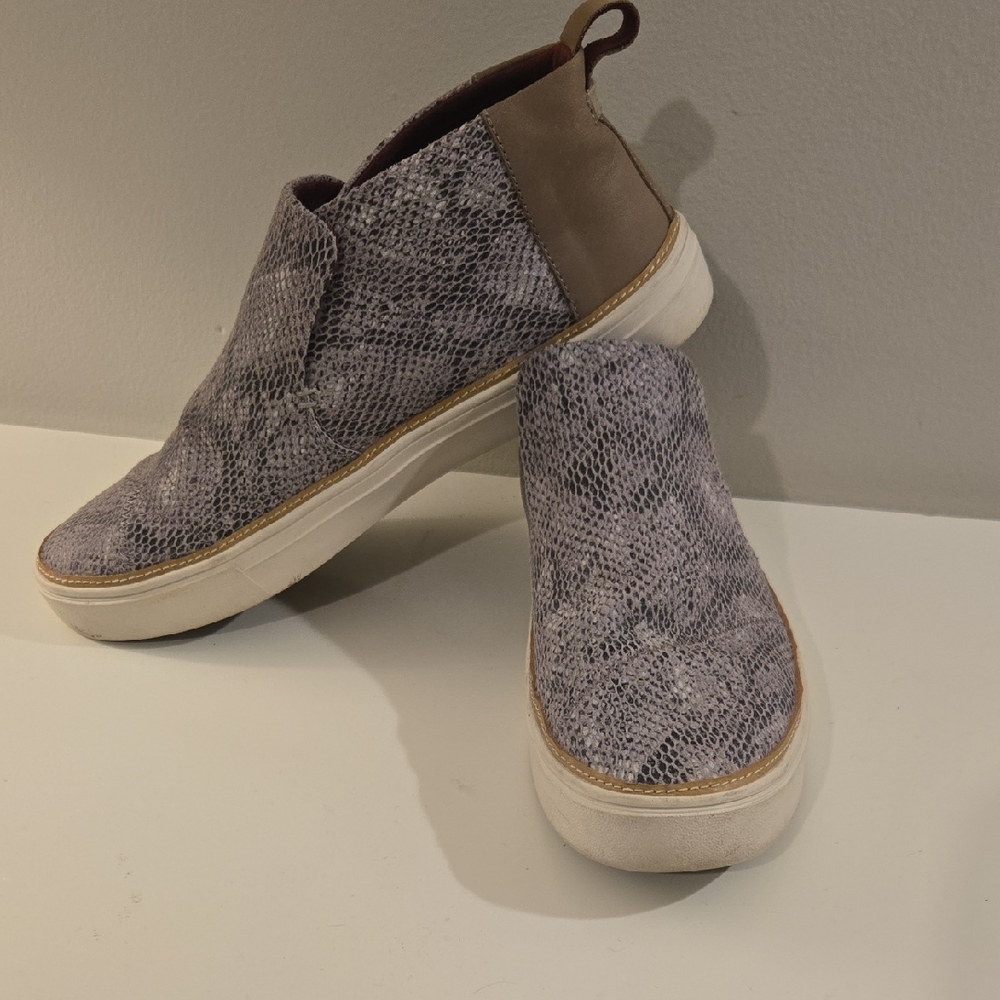 Toms Textured Sole Casual Shoes